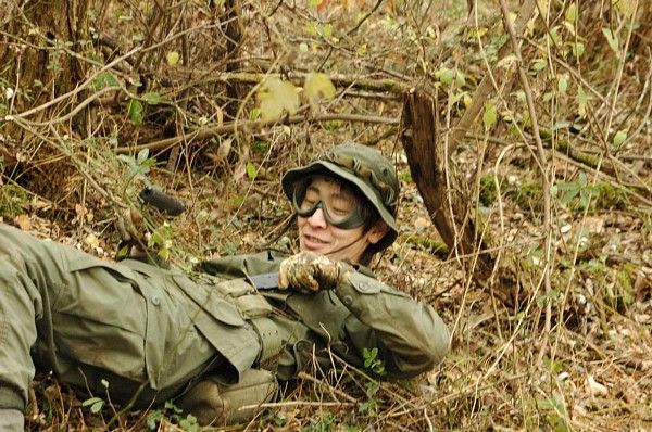 何故笑っているのか。